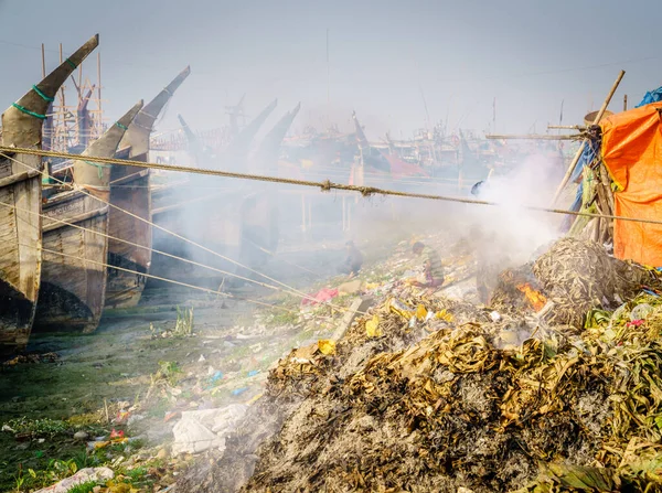 Alghe Che Fumano Sulla Riva Del Fiume Karnaphuli Chittagong Bangladesh — Foto Stock