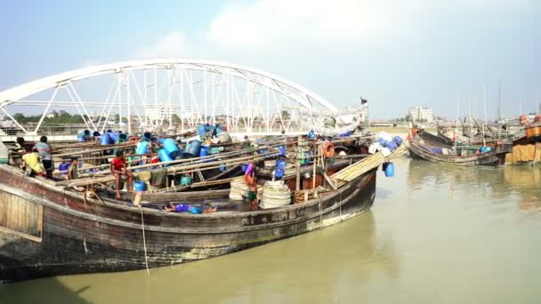 Chittagong Bangladesh December 2017 Vissersboten Haven Aan Rivier Karnaphuli Chittagong — Stockvideo