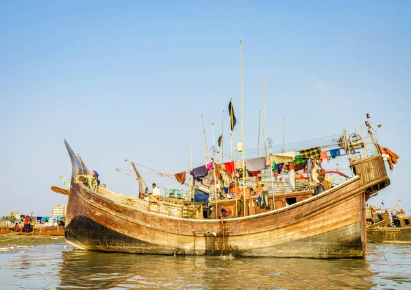 2017年12月22日バングラデシュ チッタゴン バングラデシュ チッタゴンのカルナフリ川港で伝統的な漁船 — ストック写真