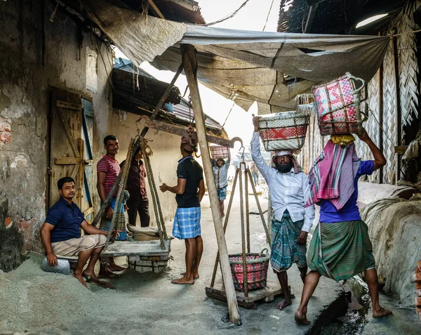 Chittagong Bangladesh December 2017 Mannen Die Manden Met Zout Wegen — Stockfoto