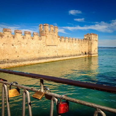 Scaligero Kalesi ve Lombardy, İtalya 'daki Garda Gölü Duvarları