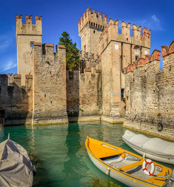 Lombardy, İtalya 'daki Sirmione' deki Scaligero Kalesi 'nin kuleleri