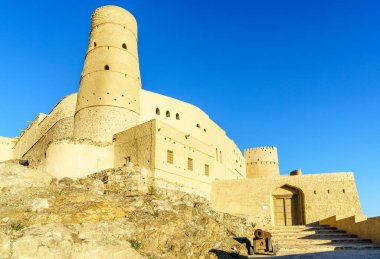 Umman 'da Nizwa yakınlarındaki Bahla Kalesi' nin ana girişi.