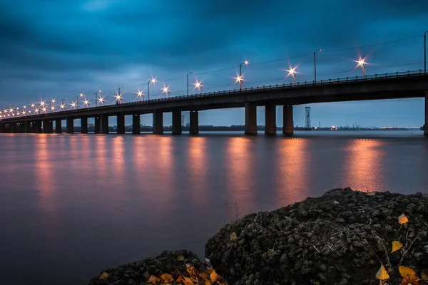 Den kaydatsky bron genom Dnepr på natten — Stockfoto