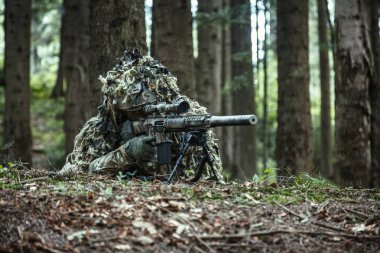 keskin nişancı giyen ghillie takım elbise