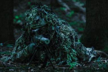 keskin nişancı giyen ghillie takım elbise