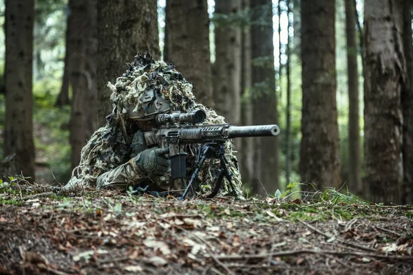 Sniper dragen ghillie suit — Stockfoto