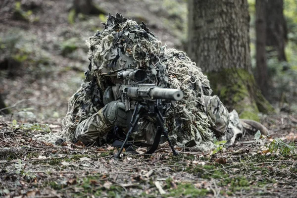 Sniper vestindo terno ghillie — Fotografia de Stock