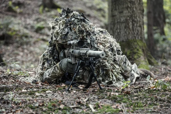 Cecchino indossando abito ghillie — Foto Stock