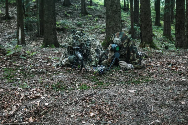 Ejército guardabosques par de francotiradores — Foto de Stock