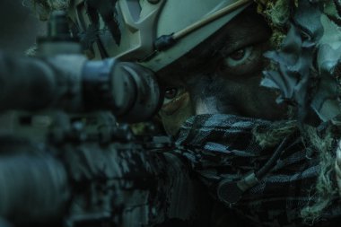 keskin nişancı giyen ghillie takım elbise