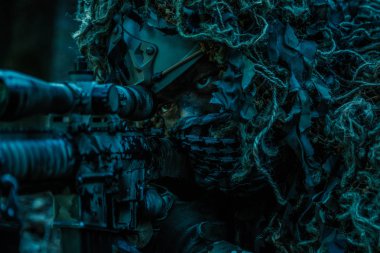 keskin nişancı giyen ghillie takım elbise