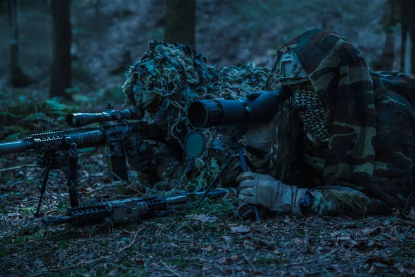 Ejército guardabosques par de francotiradores —  Fotos de Stock