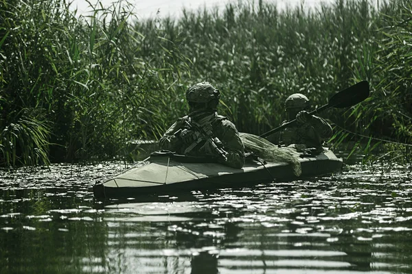 Spec ops dans le kayak militaire — Photo