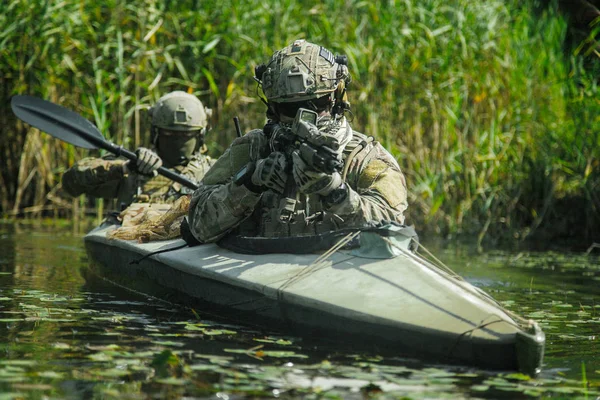 Operaciones especializadas en el kayak militar —  Fotos de Stock