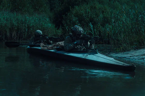 Spec ops dans le kayak militaire — Photo