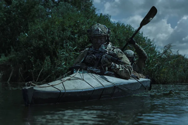 Operaciones especializadas en el kayak militar —  Fotos de Stock