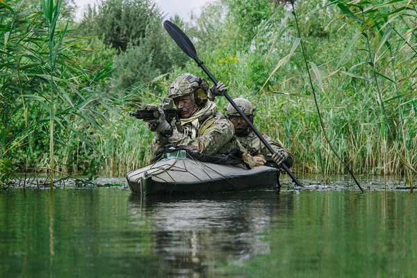 Operaciones especializadas en el kayak militar — Foto de Stock