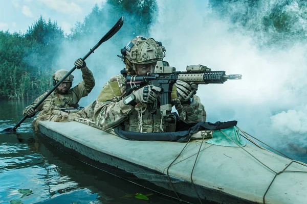 Spec ops im Militär-Kajak — Stockfoto