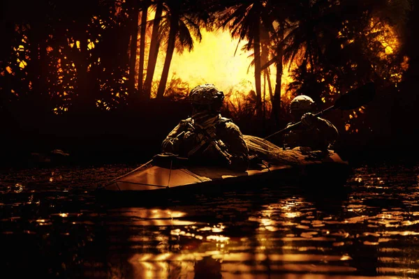Operadores de fuerzas especiales en el ejército kayak —  Fotos de Stock