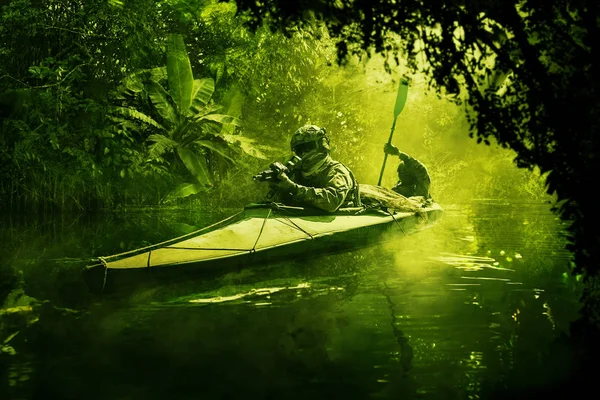 Спецназ на военном байдарке в джунглях — стоковое фото