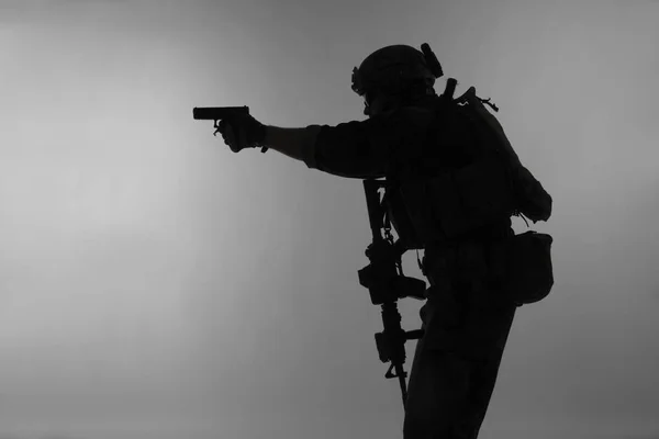 Tentara dengan pistol — Stok Foto