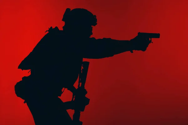 Soldat mit Pistole — Stockfoto