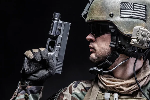 권총과 군인 — 스톡 사진