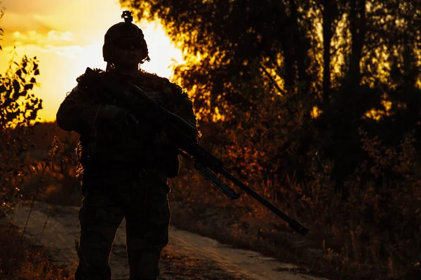 Армейский снайпер с винтовкой большого калибра — стоковое фото