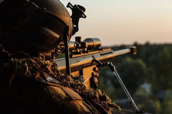 Армейский снайпер с винтовкой большого калибра — стоковое фото