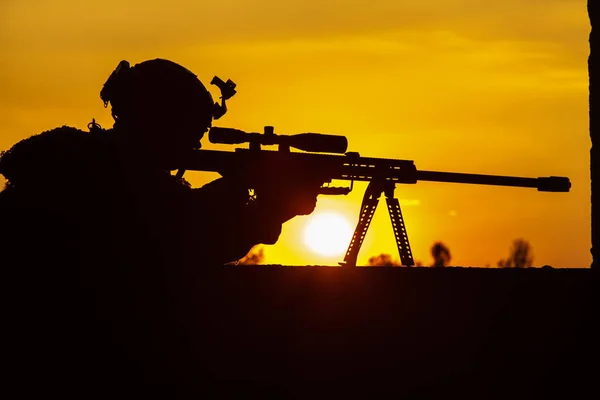 Армейский снайпер ищет врага — стоковое фото