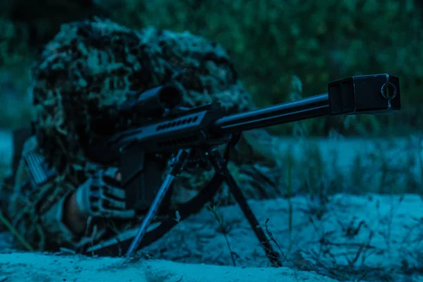 Армейский снайпер в засаде — стоковое фото