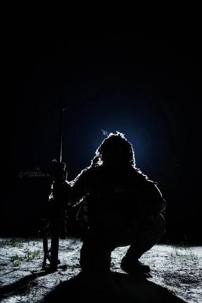 月明かりの下で孤独な殺人者 — ストック写真