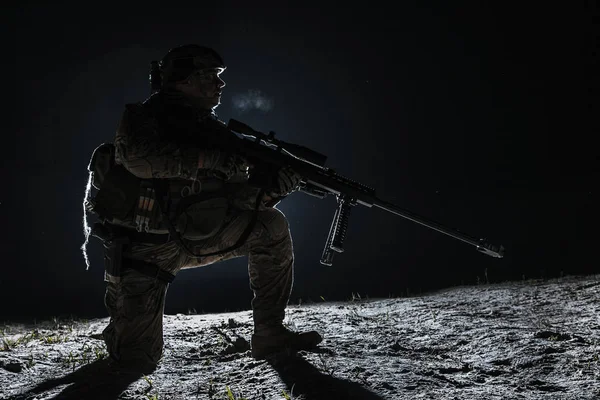 Cecchino dell'esercito con grande fucile seduto in possesso di fucile — Foto Stock