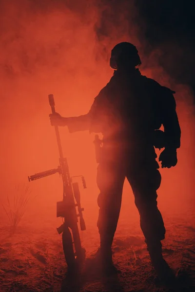 Cecchino dell'esercito nel fuoco e fumo — Foto Stock