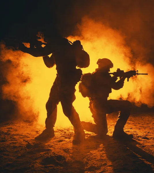 Army soldiers attacking — Stock Photo, Image