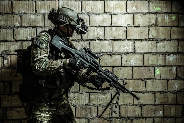 Guardabosques del Ejército moviéndose a lo largo del muro —  Fotos de Stock