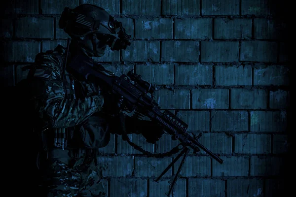 Ranger der Armee bewegt sich an der Mauer entlang — Stockfoto