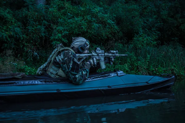 Militants in army kayak — Stock Photo, Image