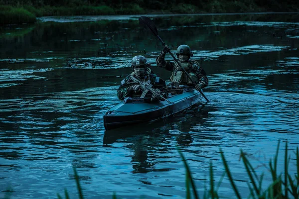 Militante im Kajak der Armee — Stockfoto