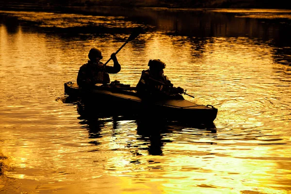 Militantes en kayak del ejército — Foto de Stock