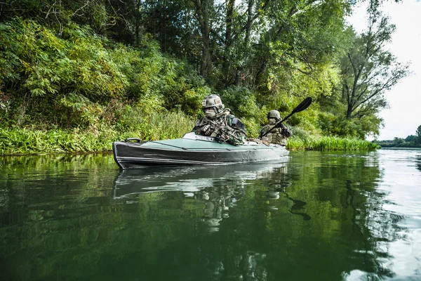 Para militan dalam kayak tentara — Stok Foto