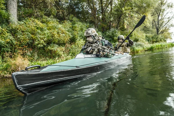 Militantes en kayak del ejército — Foto de Stock