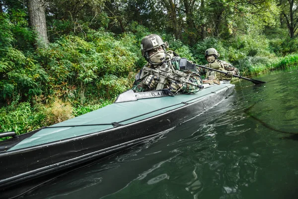 Militants in army kayak — Stock Photo, Image