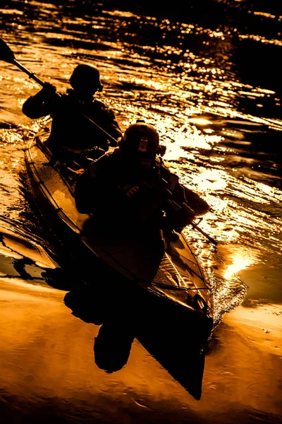 Militanti in kayak dell'esercito — Foto Stock