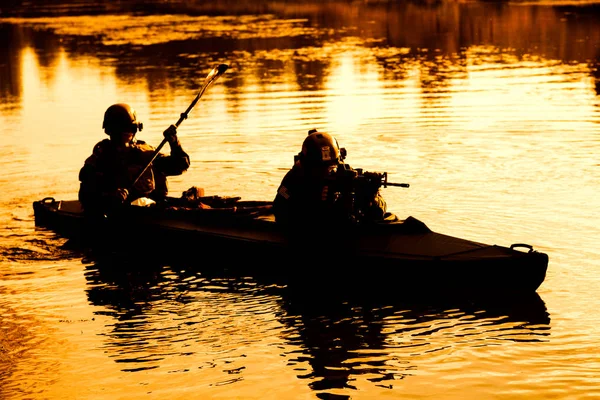 Militantes en kayak del ejército — Foto de Stock