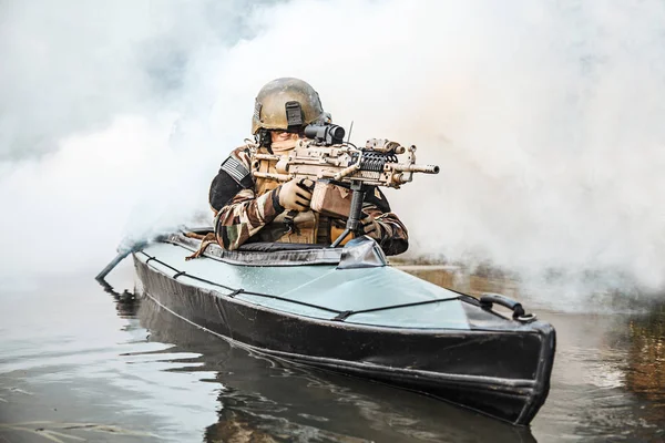 Militants in army kayak — Stock Photo, Image