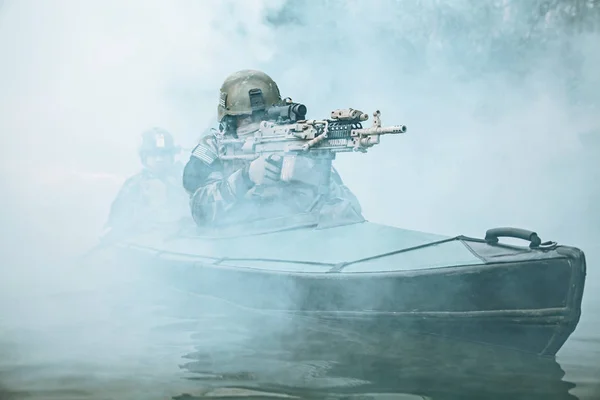 Militants in army kayak — Stock Photo, Image