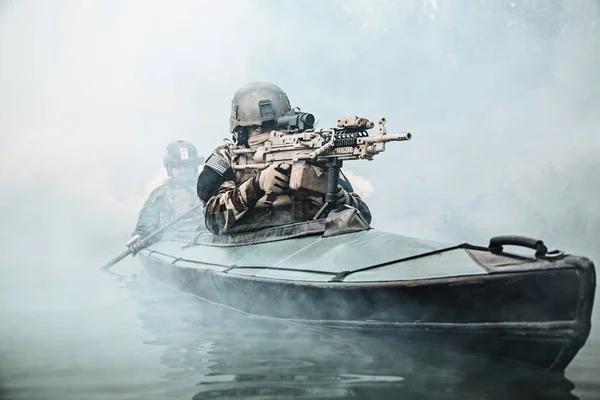 Para militan dalam kayak tentara — Stok Foto