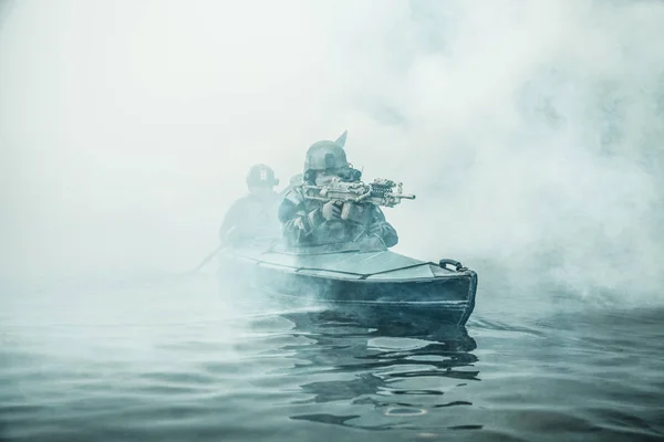 Militantes en kayak del ejército — Foto de Stock